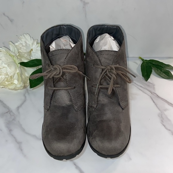 White Mountain Lace-up Oxford  Style Bootie Size 9M - Picture 3 of 17